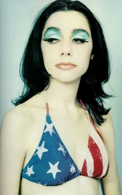 PJ Harvey in Blue Eyeshadow_8_原始人爱喝冰红茶_来自小红书网页版.jpg